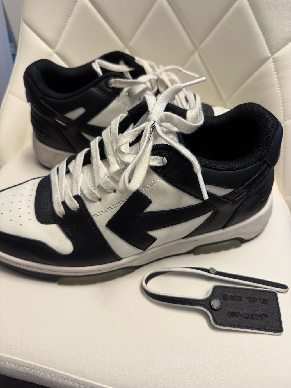 OFF-WHITE
Black & White 'Out Of Office' Men’s Calf Leather Sneakers